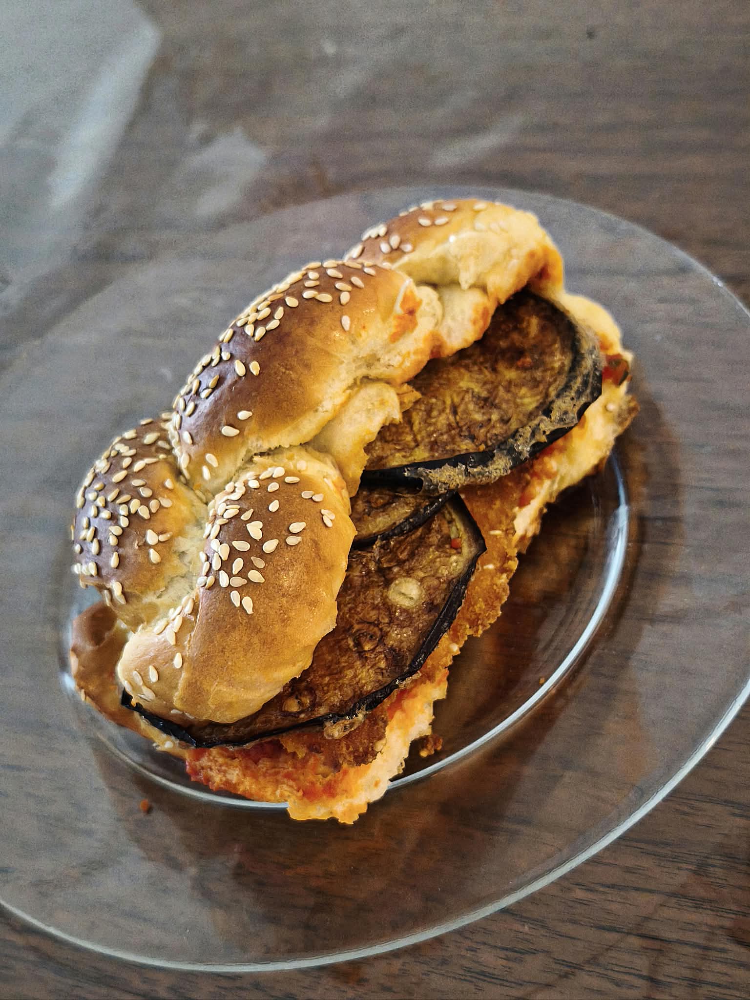 כריך חלה עם שניצל וחצילים